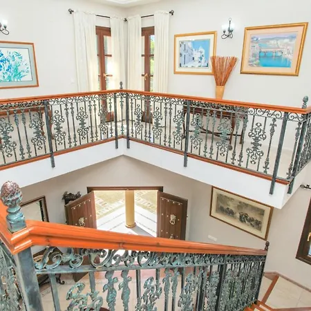 Large Immaculate Delightful Villa On 5000M2 With Private Pool, Golf Sea View אסטפונה