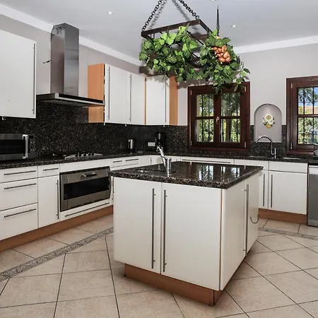 Large Immaculate Delightful Villa On 5000M2 With Private Pool, Golf Sea View אסטפונה