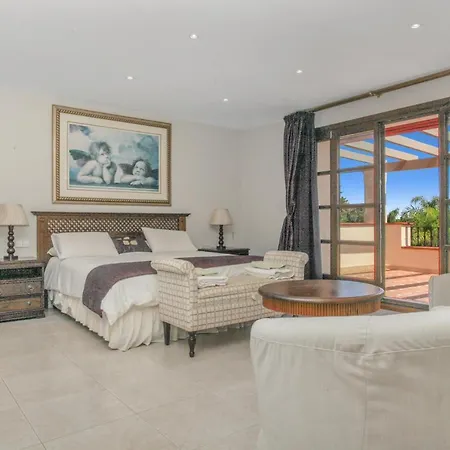 Large Immaculate Delightful Villa On 5000M2 With Private Pool, Golf Sea View וילה אסטפונה