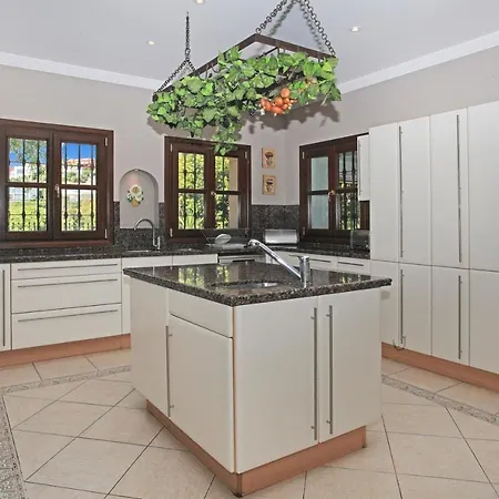 Large Immaculate Delightful Villa On 5000M2 With Private Pool, Golf Sea View וילה
