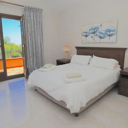 Large Immaculate Delightful Villa On 5000M2 With Private Pool, Golf Sea View וילה אסטפונה